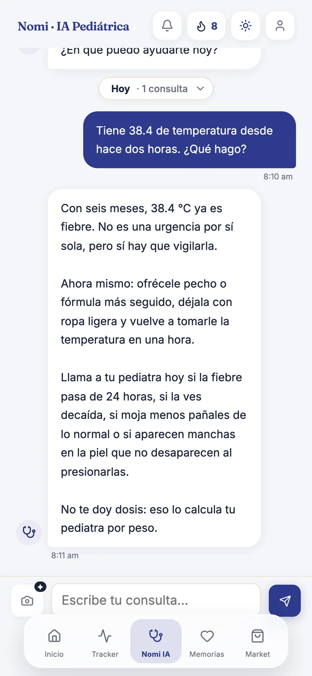 Conversación con Nomi, la IA pediátrica de Kangu, contestando una consulta por 38.4 °C de temperatura con qué hacer ahora y en qué señales llamar al pediatra.