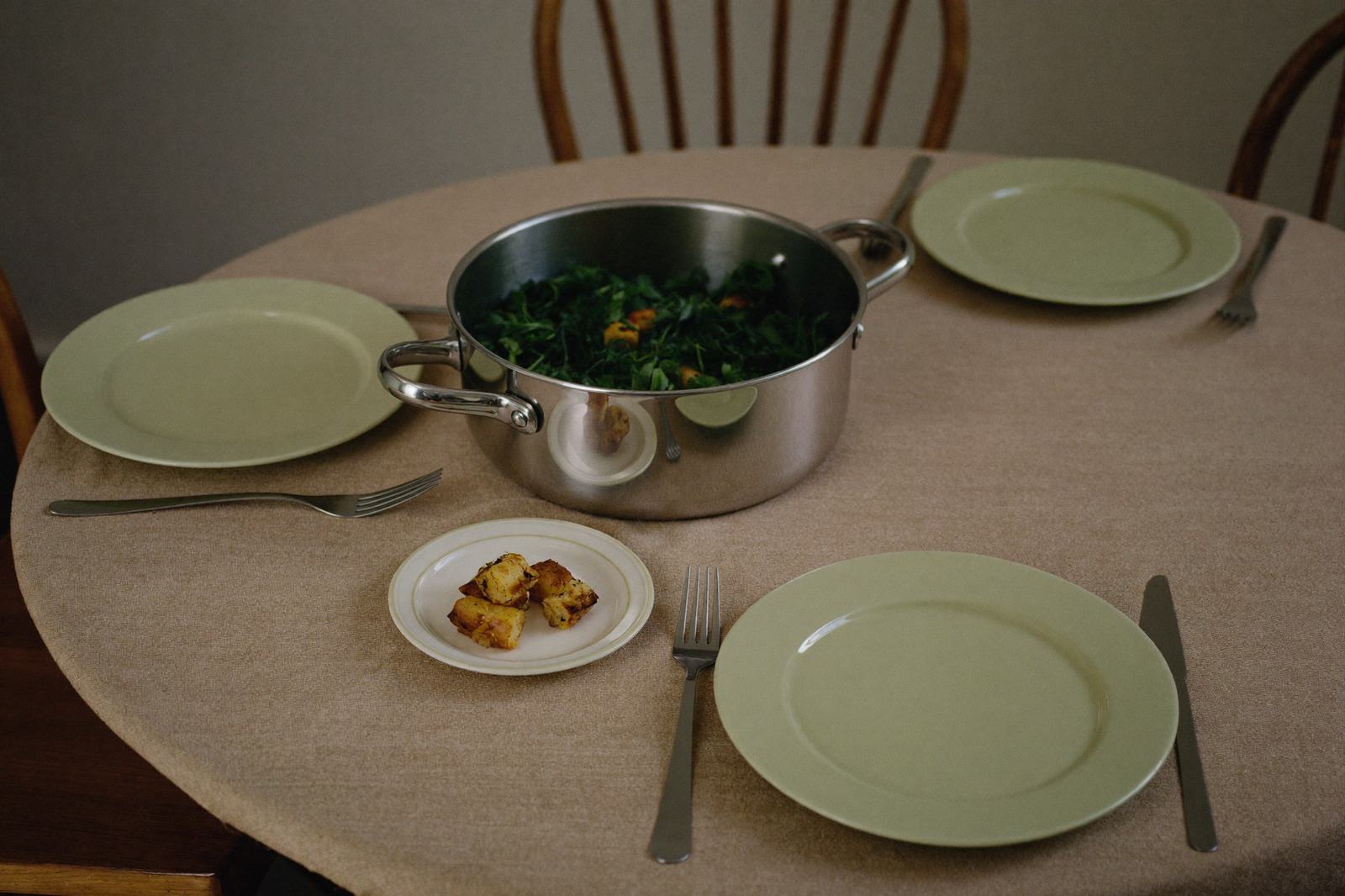 Mesa familiar con una olla al centro y un plato pequeño de bebé servido aparte con la misma comida