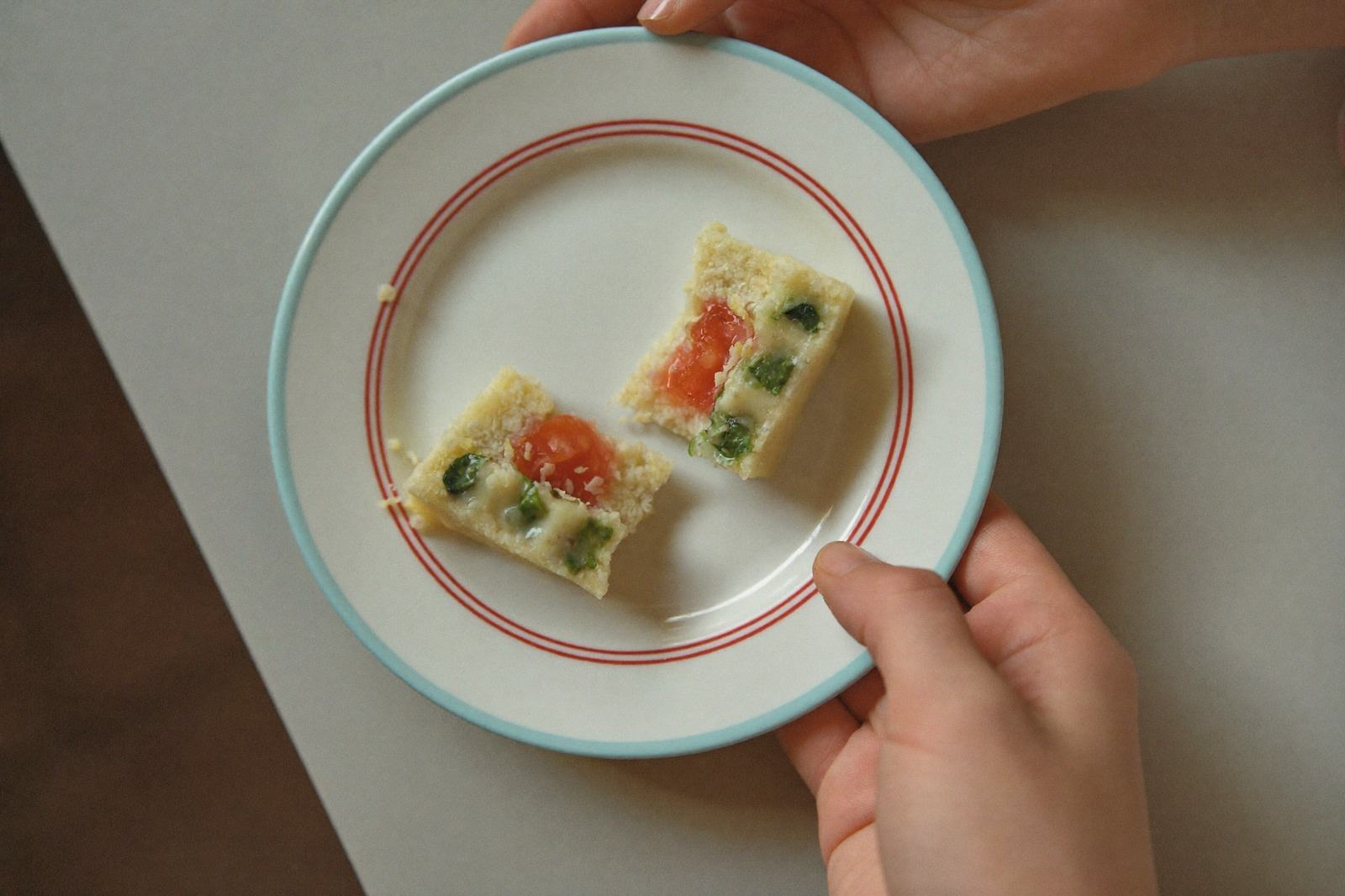 Plato pequeño de bebé con la misma comida de la mesa cortada en trozos pequeños