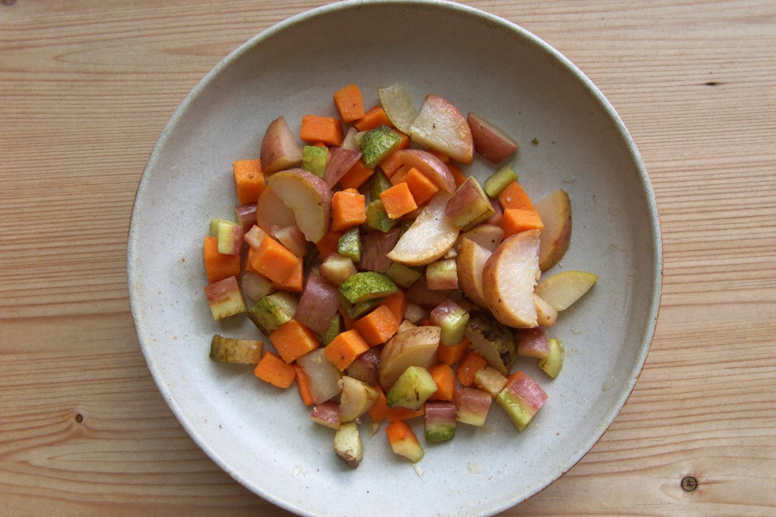 Plato de niño con trozos pequeños de fruta y verdura cocida del tamaño de un dedo meñique