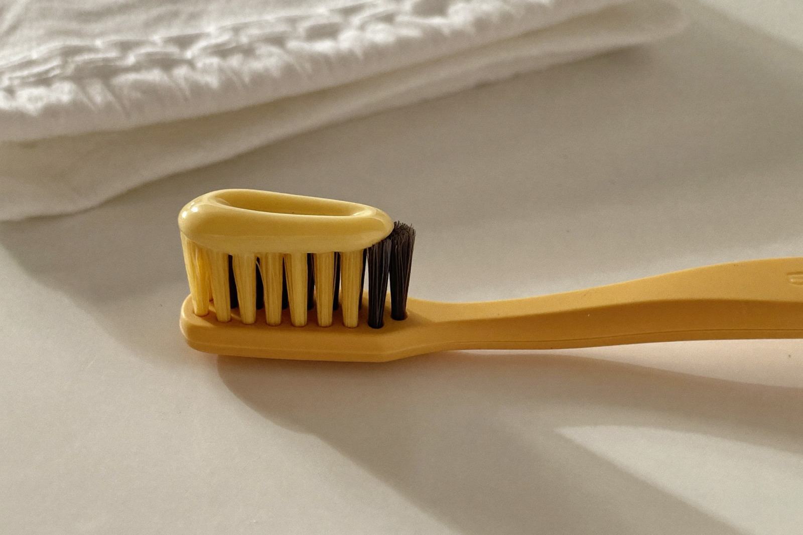 Cepillo de dientes infantil de cerdas suaves con una porción muy pequeña de pasta dental