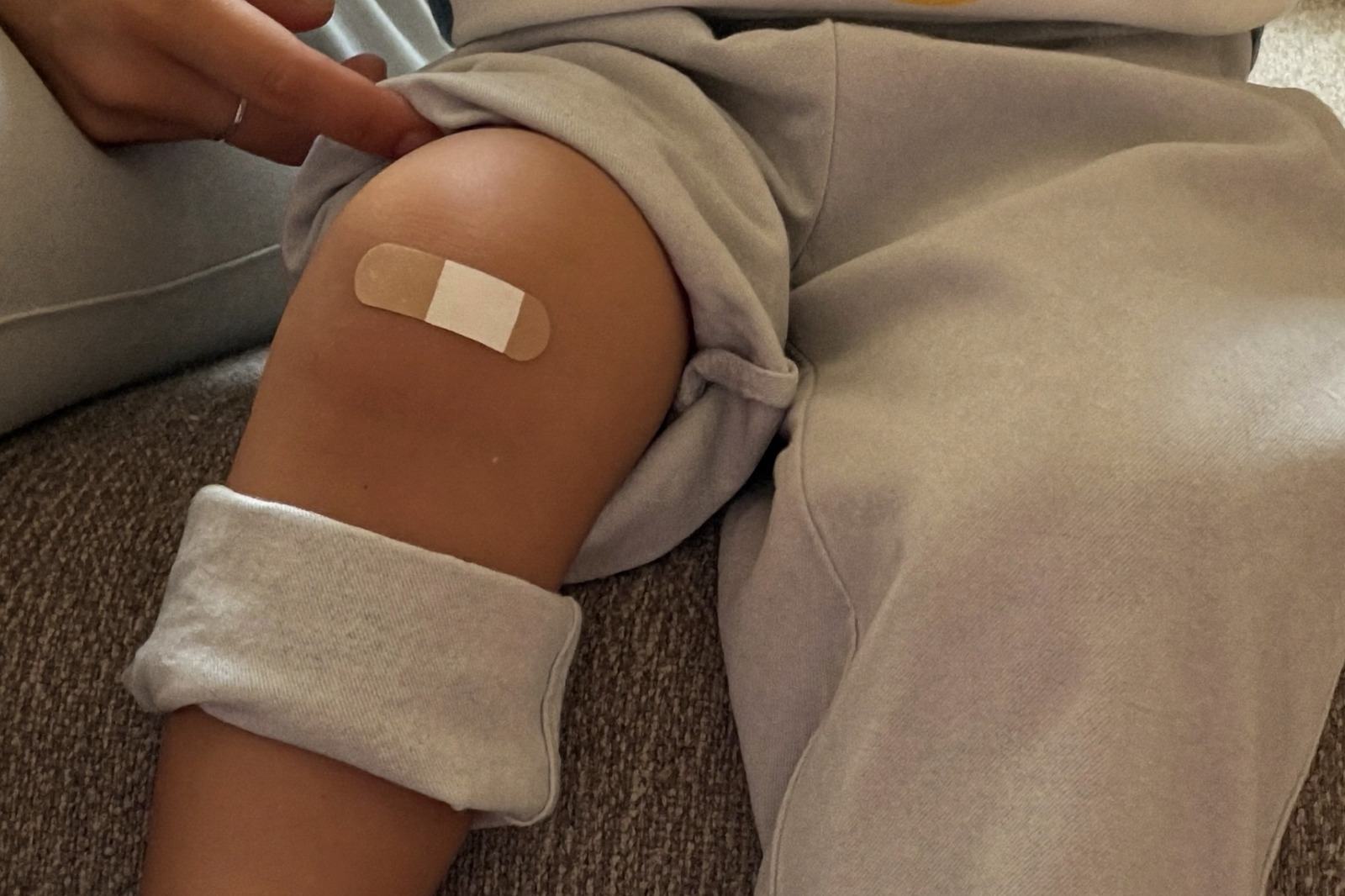 Rodilla de un niño pequeño con una venda adhesiva recién puesta