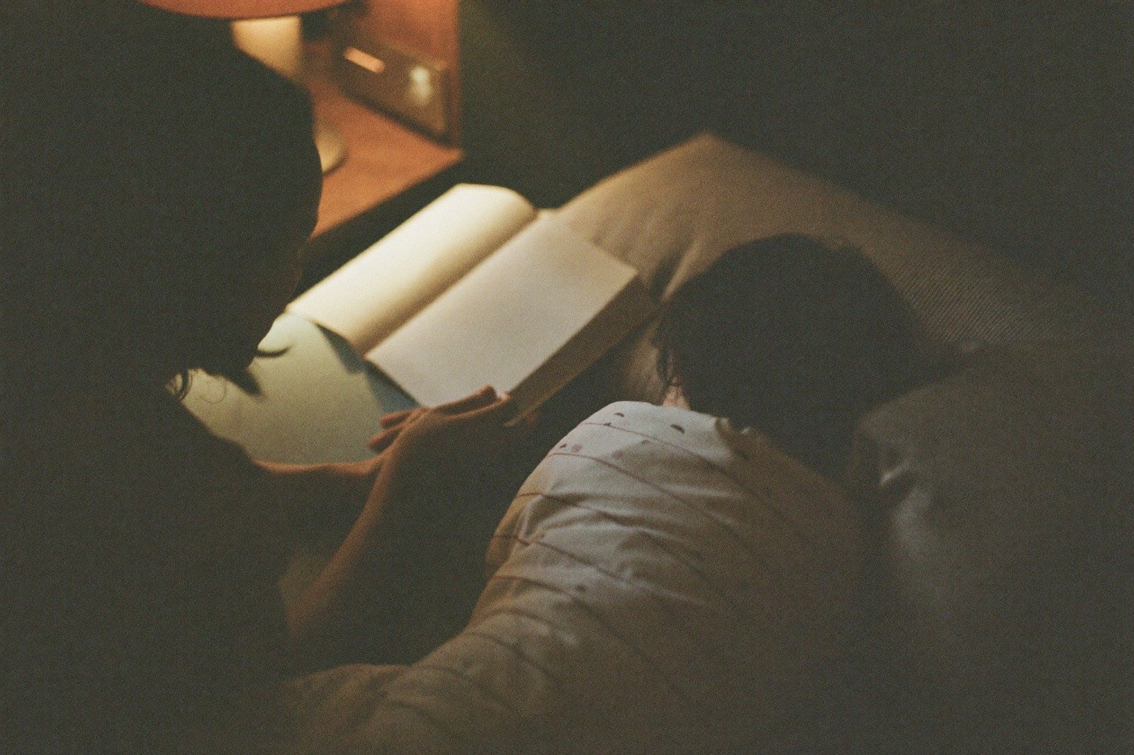 Un cuento abierto a la luz de la lámpara, en la cama, antes de dormir