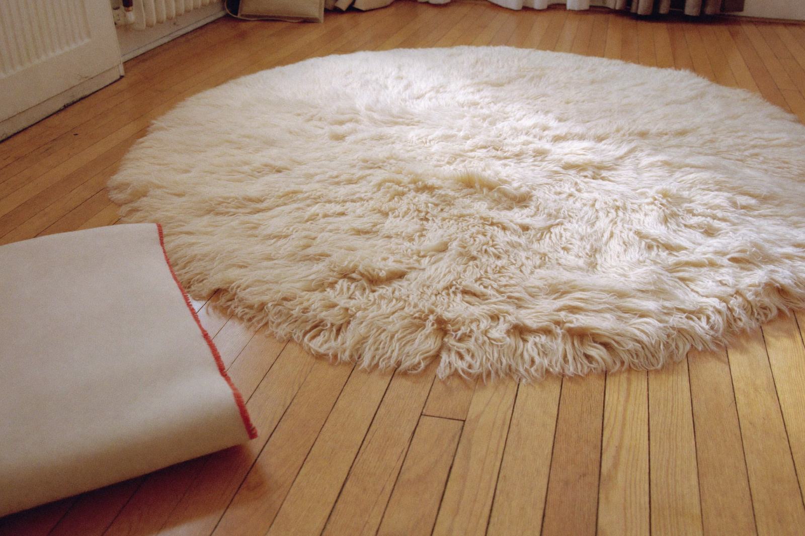 Alfombra suave y despejada en el piso de una habitación con luz natural